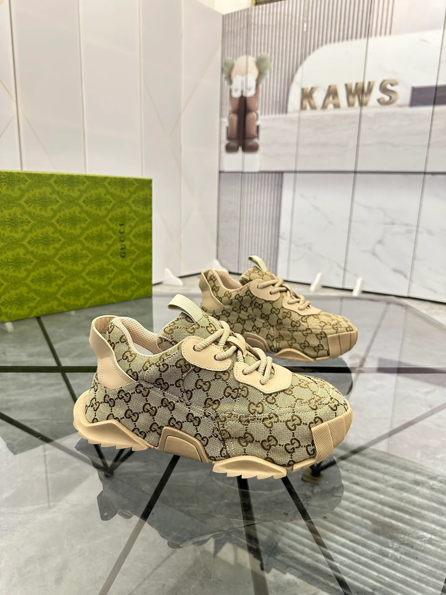 Men's shoes for sale 💰: 💰P580¥ Product trademark: Gucci* "Gucci*" low-top casual shoes Regular size: 38-45 (can be customized to 46) Large size Product materials: Upper imported cowhide stitching original material, breathable lining, original outsole. No.: 0008